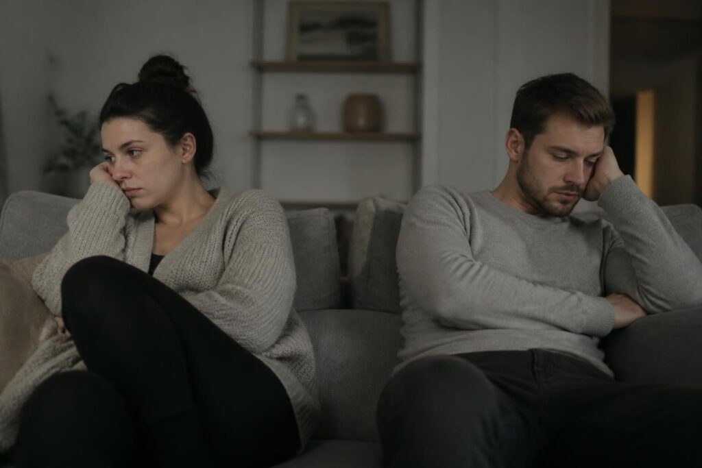 dowiedz się, jak rozpoznać symptomy wypalenia w związku oraz poznaj skuteczne metody przeciwdziałania, aby odbudować bliskość i szczęście w relacji.