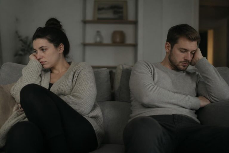 dowiedz się, jak rozpoznać symptomy wypalenia w związku oraz poznaj skuteczne metody przeciwdziałania, aby odbudować bliskość i szczęście w relacji.